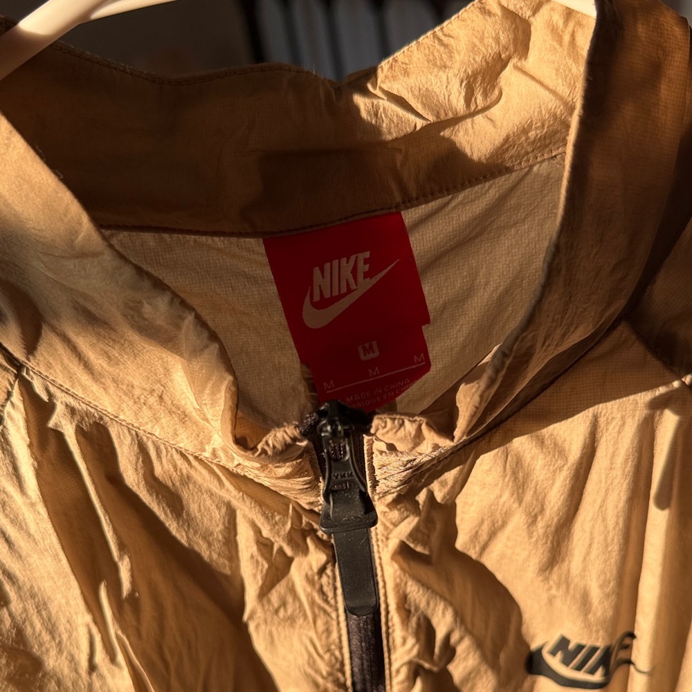Nike woman’s Windbreaker Jacket - Picture 4 of 7